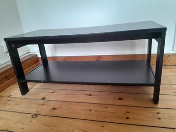 Zwart tv-meubel met plank — functioneel en compact beschikbaar voor biedingen