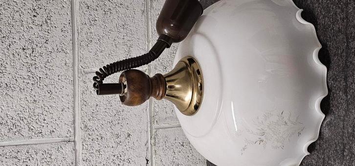 Suspension vintage en verre opalin moulé avec décor, Bijoux, Sacs & Beauté, Bracelets à breloques, Utilisé, Enlèvement