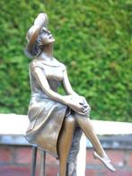 femme au chapeau sur tabouret haut bronze signé, Enlèvement ou Envoi, Bronze