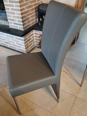 Lederen stoelen beschikbaar voor biedingen