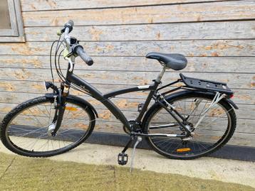 NIEUWSTAAT  Jongensfiets B-TWIN . disponible aux enchères