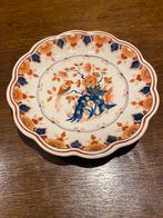 Porseleinen bord met Imari-decoratie uit Delft 20e eeuw., Antiek en Kunst, Ophalen of Verzenden
