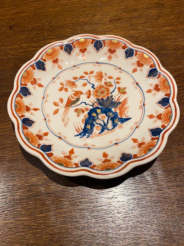 Porseleinen bord met Imari-decoratie uit Delft 20e eeuw., Antiek en Kunst, Antiek | Wandborden en Tegels, Ophalen of Verzenden