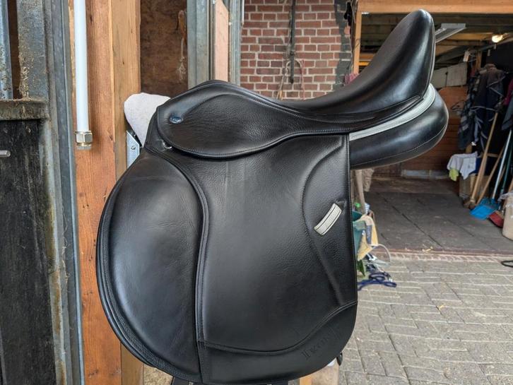 Ikonic light dressuurzadel 16, 5 inch, Dieren en Toebehoren, Paarden en Pony's | Zadels, Zo goed als nieuw, Ophalen of Verzenden