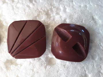 boutons 23 mm carré bordeaux brillant à queue B2316Q