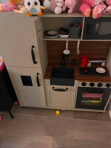 Mooi keukentje te koop beschikbaar voor biedingen