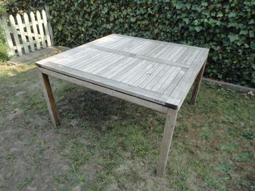 Teakhouten tuinset (tafel + zes stoelen + ligbed) beschikbaar voor biedingen
