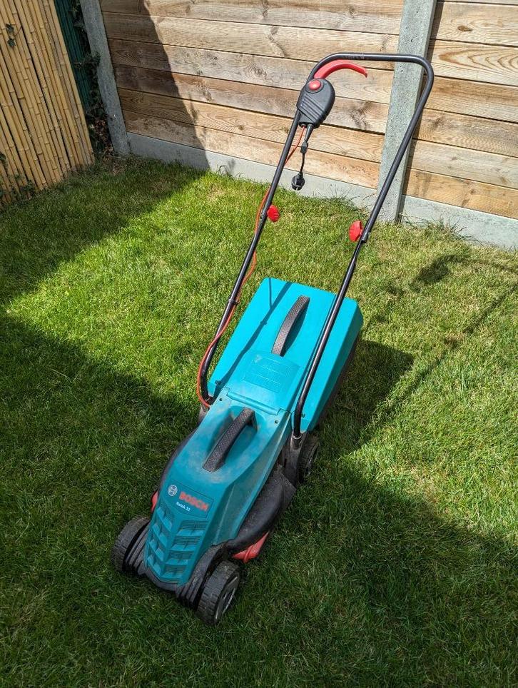 Bosch Rotak 32 elektrische grasmaaier, Tuin en Terras, Grasmaaiers, Zo goed als nieuw, Elektrische grasmaaier, 30 t/m 39 cm, Opvangbak