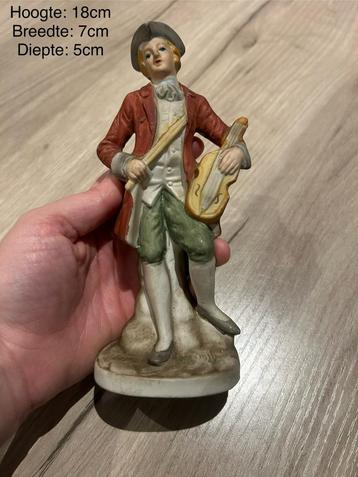Beeldje man met viool beschikbaar voor biedingen