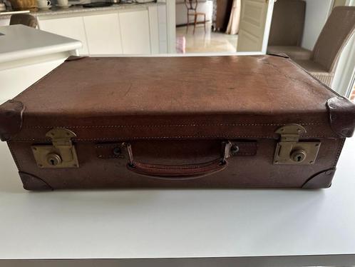 Vintage reiskoffer in leder met 2 riemen, Handtassen en Accessoires, Koffers, Gebruikt, Leer, 50 tot 60 cm, 35 tot 45 cm, Slot