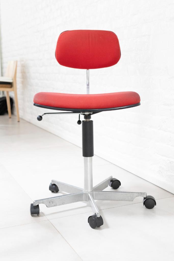 Kevi stoel - Fritz Hansen, Huis en Inrichting, Stoelen, Gebruikt, Eén, Stof, Rood, Ophalen