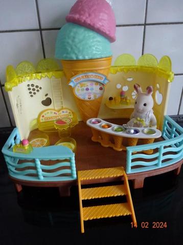 SYLVANIAN FAMILIES IJSWINKEL AAN DE ZEE & ACCESSOIRES 