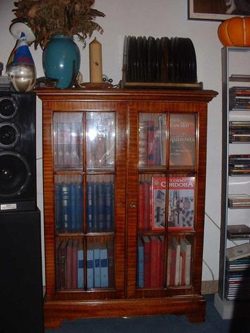 Boekenkastvenster beschikbaar voor biedingen