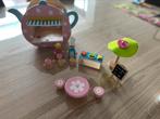Houten thee huisje met popjes, Ophalen, Zo goed als nieuw