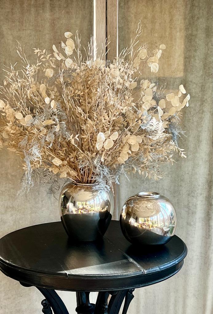 2 x vase rond en métal argenté - Flamant Interiors, Maison & Meubles, Accessoires pour la Maison | Autre, Utilisé, Enlèvement ou Envoi