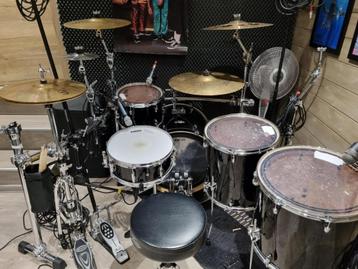 Pearl export avec rack et cymbales zildjian  disponible aux enchères