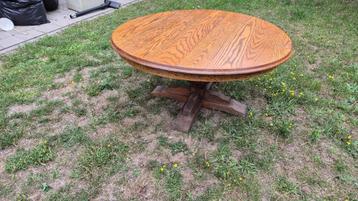 Houten ronde salontafel beschikbaar voor biedingen