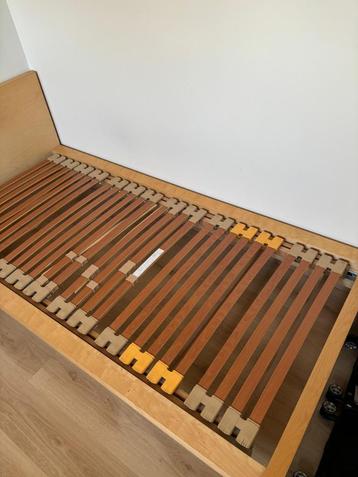 Eenpersoonsbed en gratis lattenbodem (voor kotstudent) beschikbaar voor biedingen