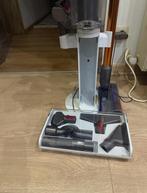 Dyson v10 avec support et plusieurs accessoires neufs, Electroménager, Enlèvement, Comme neuf