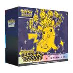 Surgin Sparks Pokemon Center Exclusive ETB Case (4x etb), Hobby en Vrije tijd, Verzamelkaartspellen | Pokémon, Ophalen of Verzenden