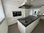 SieMatic uitgeruste keuken met centraal eiland, Ophalen, Wit, Graniet of Steen, Met kookeiland