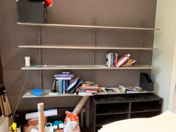 Metalen rekplanken van 225 cm beschikbaar voor biedingen