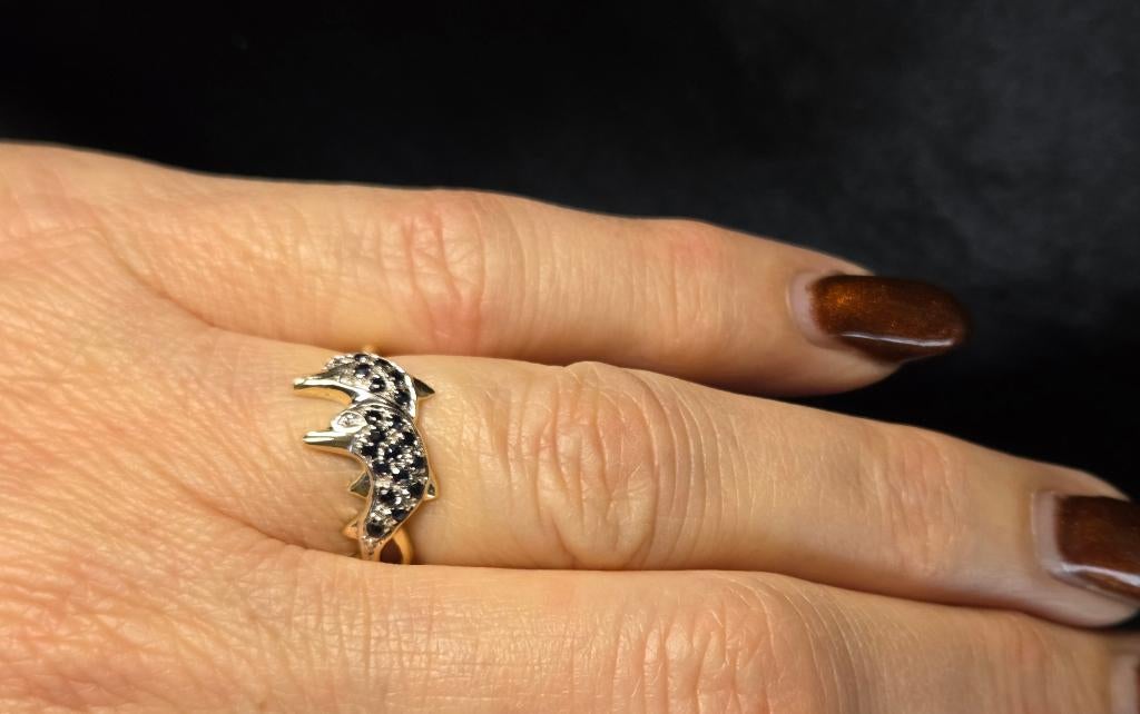 Gouden Vintage dolfijn ring edelstenen saffier. 2026/113, Bijoux, Sacs & Beauté, Bagues, Comme neuf, Femme, 17 à 18, Bleu, Or