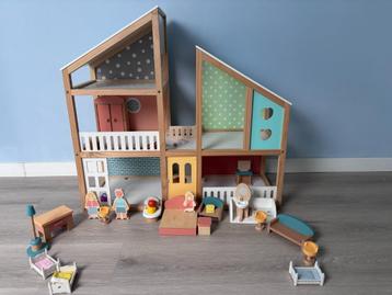 Houten poppenhuis met meubels en figuren  beschikbaar voor biedingen