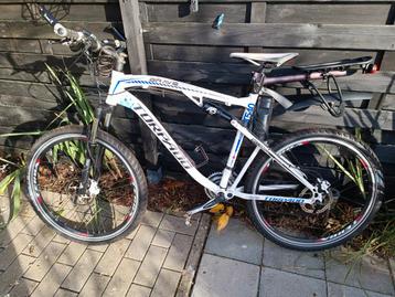 Verzorgde mountainbike met bagagedrager en spatlap  beschikbaar voor biedingen