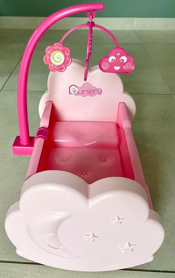 Poppenbedje met mobiel voor kleine pop en wc-potje beschikbaar voor biedingen