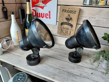 Te koop 2 industiele lampen  beschikbaar voor biedingen