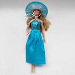 Set van Barbie gala jurk met hoed, Kinderen en Baby's, Speelgoed | Poppen, Ophalen of Verzenden, Gebruikt, Barbie