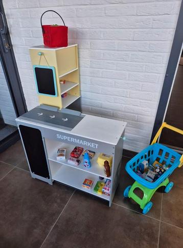 Houten supermarkt met winkelkar.  beschikbaar voor biedingen