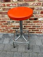 Vintage kruk met oranje zitvlak uit leder. 72cm hoogte, Huis en Inrichting, Krukjes, Ophalen, Gebruikt