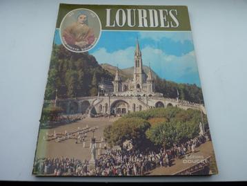 Lourdes, de stad van Maria in kleuren. beschikbaar voor biedingen