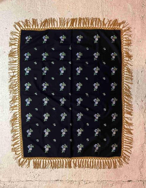 Retro tafelkleed geborduurd zwart met bloemen 156/126, Huis en Inrichting, Tafelkleden, Gebruikt, Rechthoek, Binnen, Ophalen of Verzenden