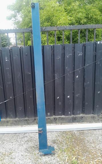 Paal om poort aan te hangen beschikbaar voor biedingen