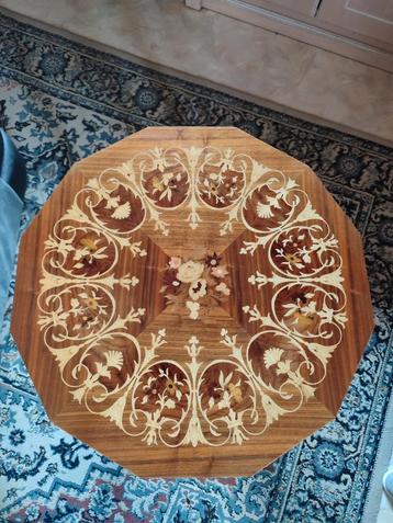 Houten tafeltje  beschikbaar voor biedingen