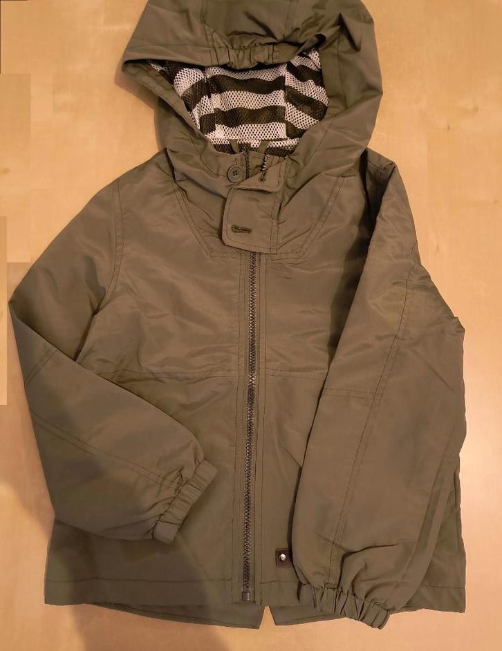 Mooi licht kaki zomerjasje Bel & Bo, maat 128 (nieuw), Enfants & Bébés, Vêtements enfant | Taille 128, Neuf, Garçon, Manteau, Enlèvement ou Envoi