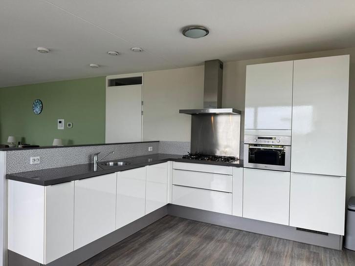 Nette Hoekkeuken Hoogglans Wit + Apparatuur + GEDEMONTEERD, Huis en Inrichting, Keuken | Complete keukens, Hoekkeuken, Wit, Composiet