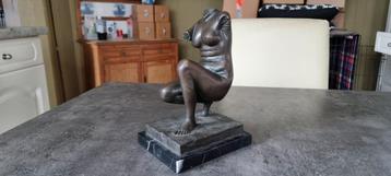 Bronzen Venus, bronzen figuur dames corpus op zwart marmer beschikbaar voor biedingen