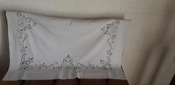 Tafelkleed in Richelieu borduurwerk beschikbaar voor biedingen