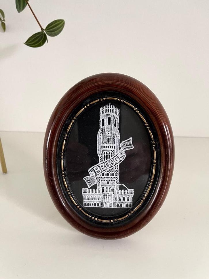 Belfort Brugge ovalen kadertje met echte Brugse Kant, Huis en Inrichting, Woonaccessoires | Overige, Zo goed als nieuw, Ophalen of Verzenden