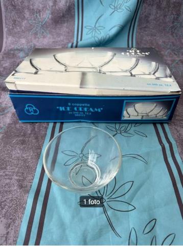 Glazen ijscoupes beschikbaar voor biedingen