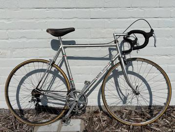 Vintage racefiets beschikbaar voor biedingen