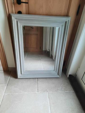 Antieke spiegel met grijs houten frame  beschikbaar voor biedingen