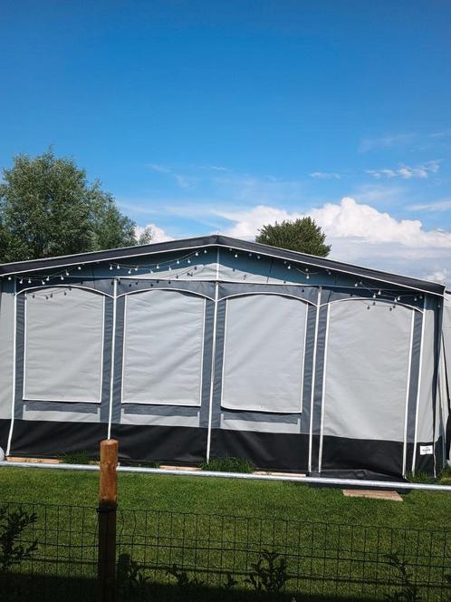 Burstner met nieuwe voortent, Caravans en Kamperen, Caravans, Particulier, Treinzit, Vast bed, Ophalen