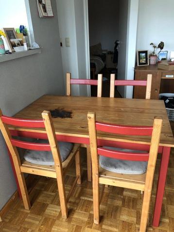 Gratis tafel en stoelen beschikbaar voor biedingen