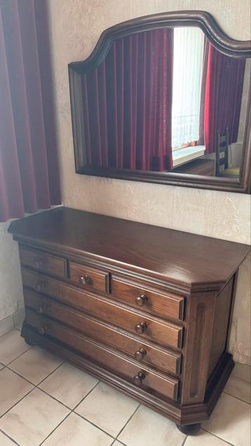 Dressoir met spiegel beschikbaar voor biedingen