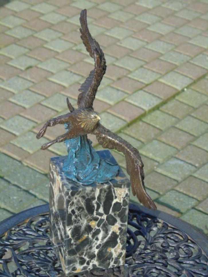 Een vliegende adelaar in bronskleuren en gesigneerd., Antiek en Kunst, Antiek | Brons en Koper, Brons, Ophalen